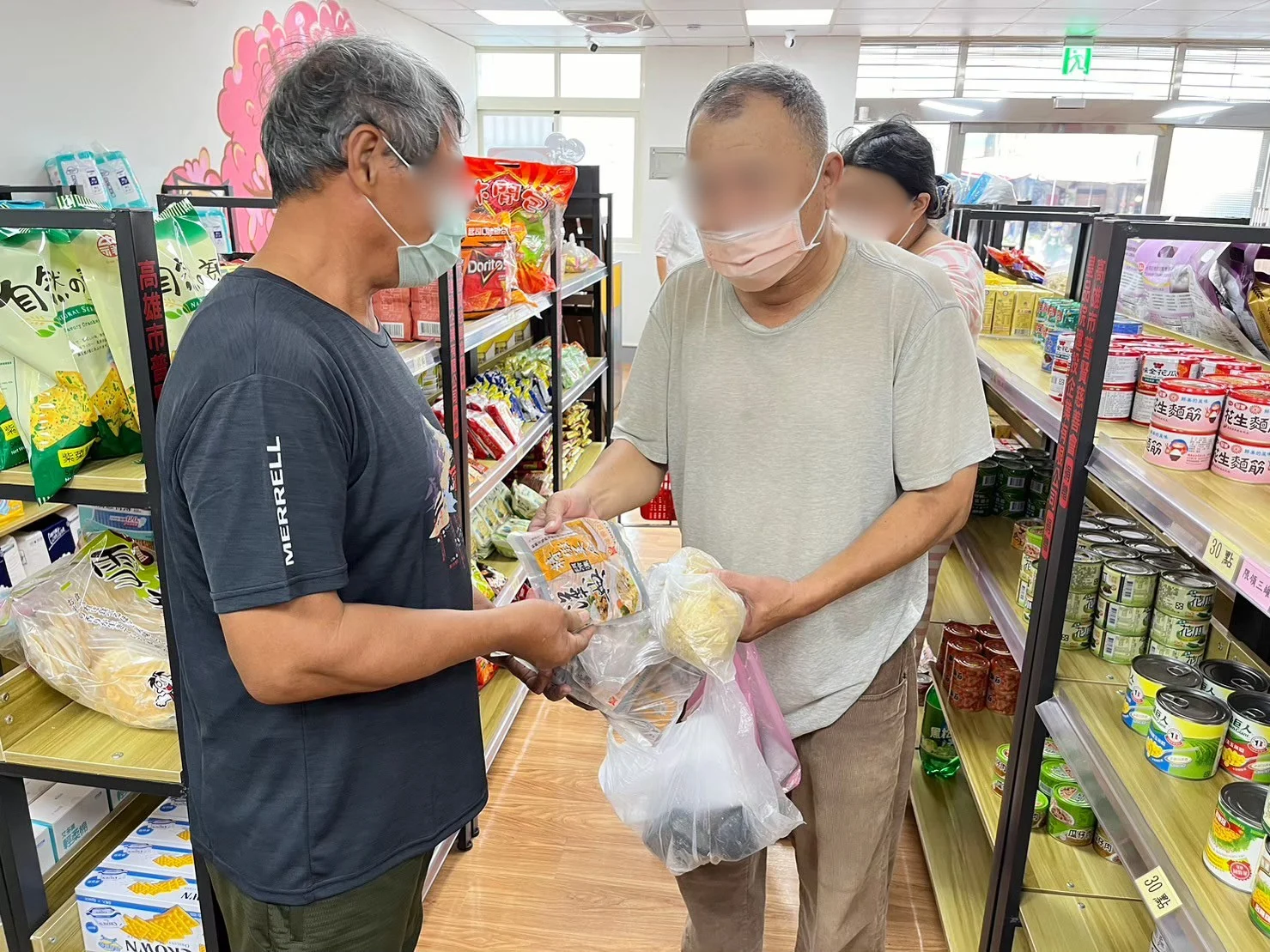 Line Album 民眾領取捐贈物資照片 250220 6